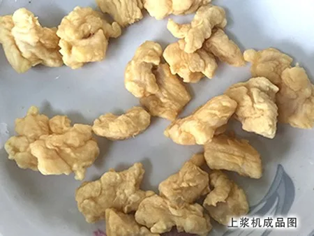 Chicken pieces coated by the LJJ batter spraying machine